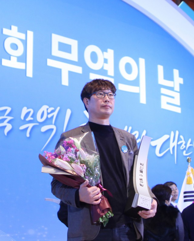 탑툰, 제 53회 무역의 날 ‘100만불 수출탑‘ 수상 “웹툰을 해외로”