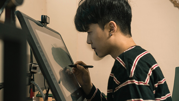 모니터 암 사용해서 작업하는 사진.jpg