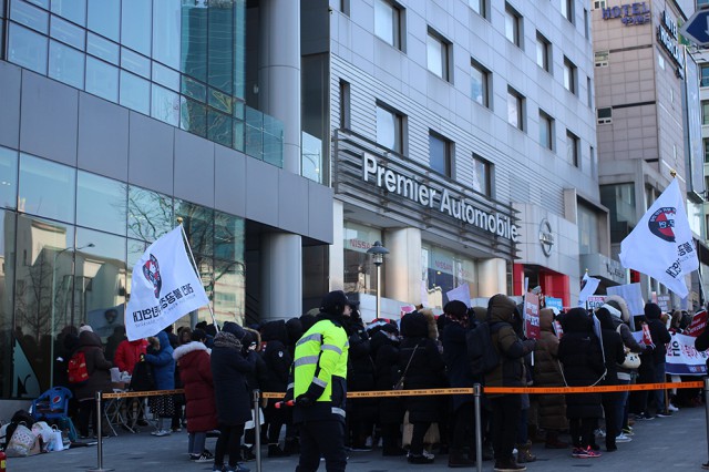 [실시간 뉴스] 레진 불공정 행위 규탄 시위