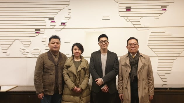 (왼쪽부터) 대련나아트예술문화발전유한공사 회장 양승국, 루쉰미술대학 곽암교수, 강창민작가, 서울예술대학교 김재하 교수