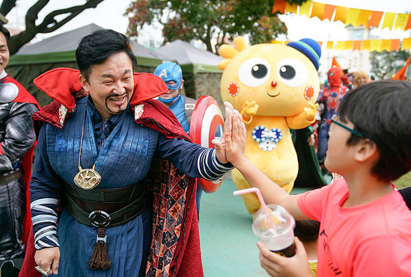 2019 제주 애니아일랜드 페스티벌에서 '닥터 스트레인지'로 변장한 원희룡 제주도지사.